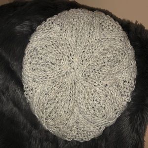 Knitted beret in light gray